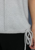 Края пуловера отделаны полым шнуром спицами