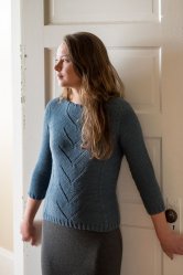 Приталенный пуловер спицами Veronique