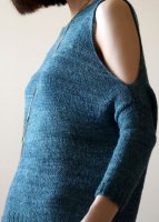 Оригинальный пуловер с открытыми плечами