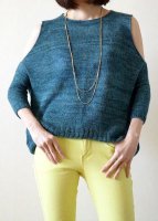 Пуловер оверсайз с открытыми плечами спицами