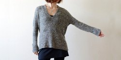 Свободный пуловер со скошенным плечом вязаный спицами
