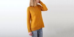 Женский пуловер спицами с ажурной центральной вставкой