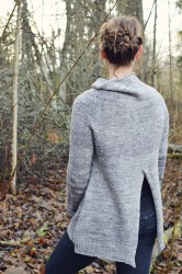 Пуловер с разрезом на спинке