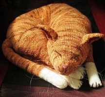 Вязаный спицами спящий рыжий кот