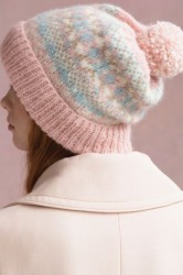 Вязание спицами женской шапки в розовой палитре
