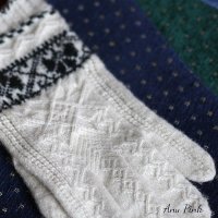 Модные перчатки спицами с аранами