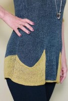 Женский пуловер вязаный спицами с контрастными карманами