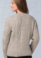 Одну половину пуловера свитера украшает узор с косами