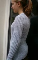 Женский пуловер вязаный резинкой спицами