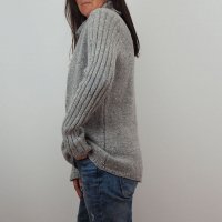 Удобный теплый свитер вязаный спицами