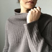 Женский свитер с широким воротом