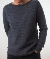 Простой и удобный женский пуловер без швов