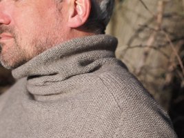 Плечо погон спицами на мужском свитере