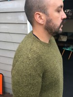 Мужской пуловер с плечом погоном