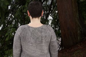 Пуловер с круглой кокеткой спицами с описанием