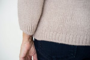 Кромки пуловера резинкой