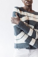 Пуловер с оригинальными полосами