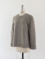 Пуловер с акцентами на последние модные тенденции