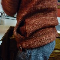 Детский свитер с карманами спицами