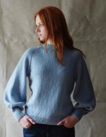 Пуловер с модными рукавами вязаный спицами