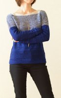 Женский пуловер с полосатой кокеткой