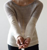Женский пуловер с тонкими полосками на кокетке