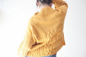 Свободный свитер с узором из кос