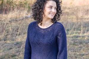 Женский пуловер с ажурными мотивами на кокетке