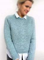 Пуловер с оригинальной косой