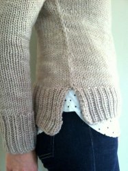 Вязаный спицами женский свитер