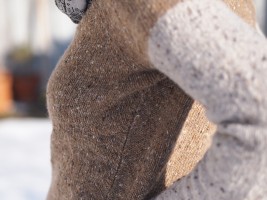 Пуловер спицами из коричневой и бежевой пряжи