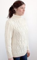 Женский белый свитер с косами спицами