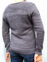 Пуловер с вытачками спицами