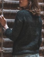 Темно-серый женский пуловер спицами