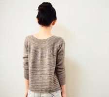 Пуловер с круглой кокеткой вязаный спицами