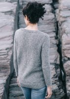 Пуловер с ажурной вставкой спицами