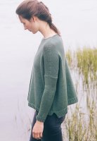 Пуловер с удлиненной спинкой спицами