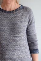 Контрастная окантовка пуловера