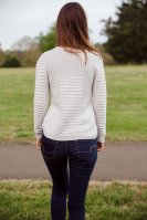 Приталенный пуловер спицами