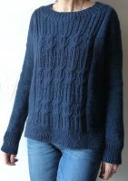 Пуловер с боковыми разрезами спицами