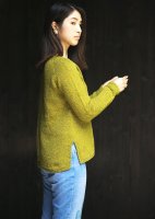 Пуловер с боковыми разрезами спицами