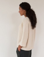 Свободный белый пуловер - модная модель