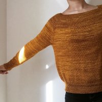 Горчичный пуловер одной деталью