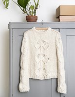 Женский пуловер одной деталью с мотивом из листьев