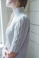 Модный пуловер с аранами