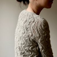 Пуловер ажурным мотивом одной деталью