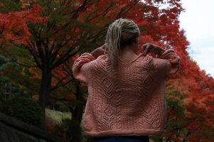 Ажурный пуловер модного пыльно кораллового цвета