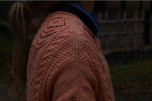 Пуловер вяжется сверху спицами