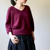 Женский пуловер с V-горловиной