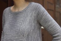 Пуловер силуэта трапеция спицами без швов